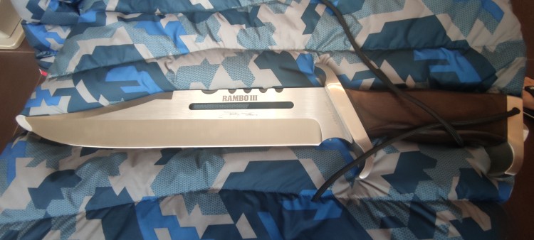 salvos.eu
Rambo 3 Sylvester Stallone Signature Edition knife salvos.eu
Rambo 3 Sylvester Stallone Signature Edition knife